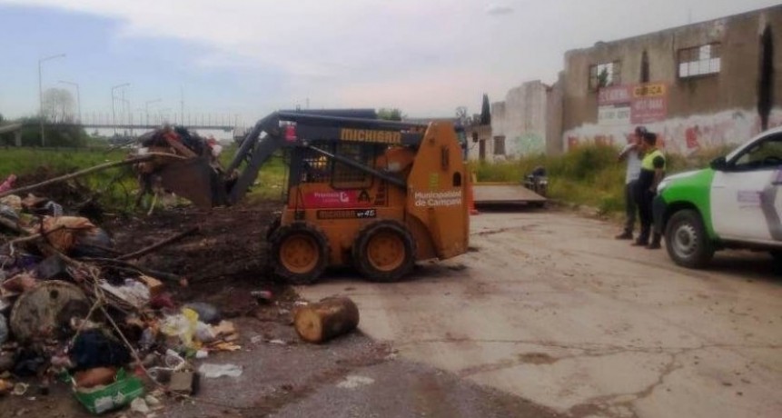 Limpian un nuevo microbasural en la colectora sur