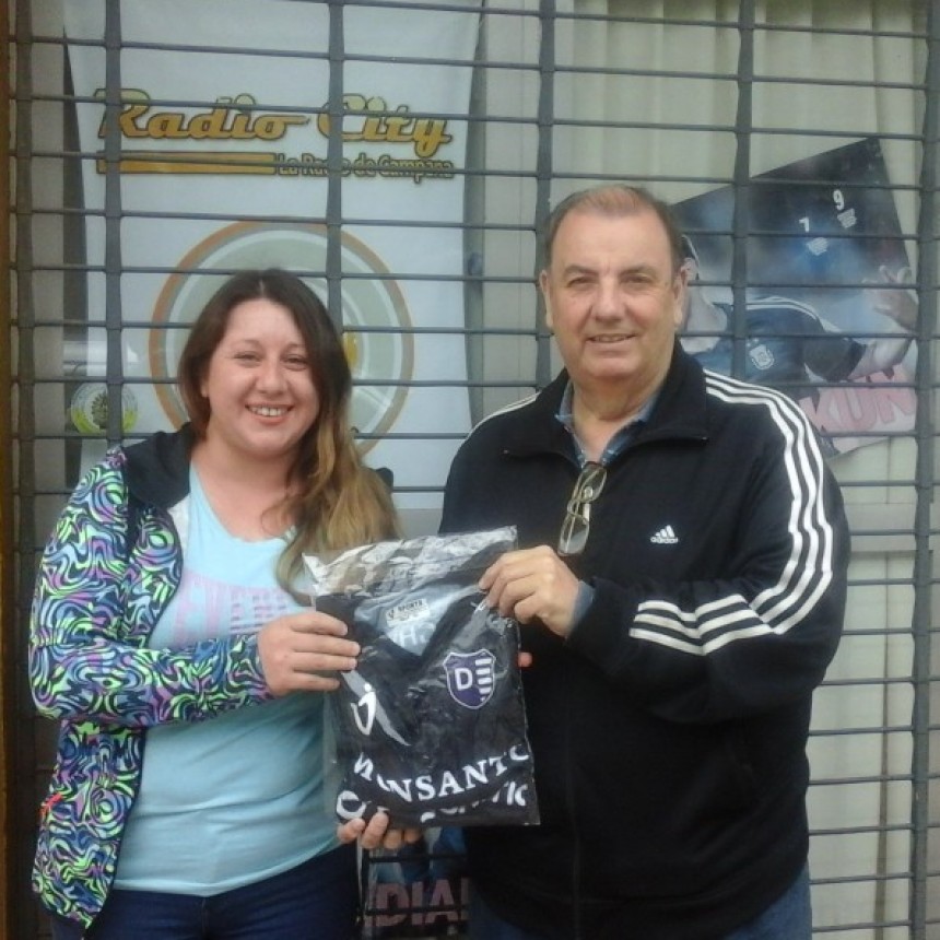 Entregamos la camiseta de Villa D?&nbsp;lmine a la ganadora de la consigna de F�tbol con Estilo