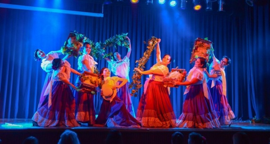 Cientos de vecinas disfrutaron del espect&aacute;culo Canto y Danza en el D&iacute;a de la Madre