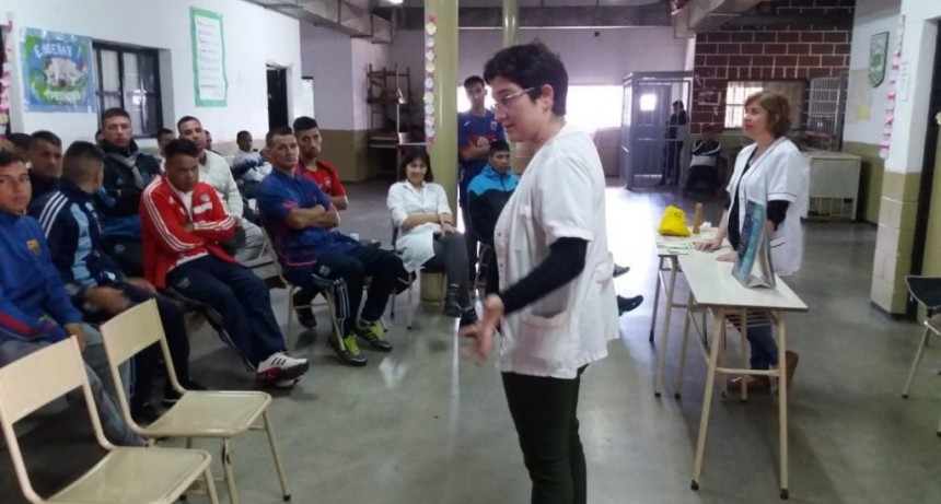 Las consejer&iacute;as en salud sexual llegaron a la escuela de la Unidad Penal N&deg;41
