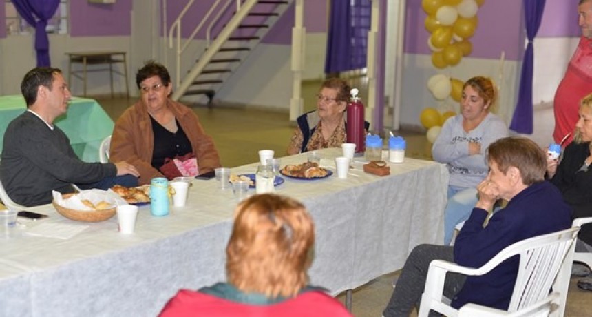 El Intendente y la Jefa de PAMI Campana compartieron un desayuno con adultos mayores