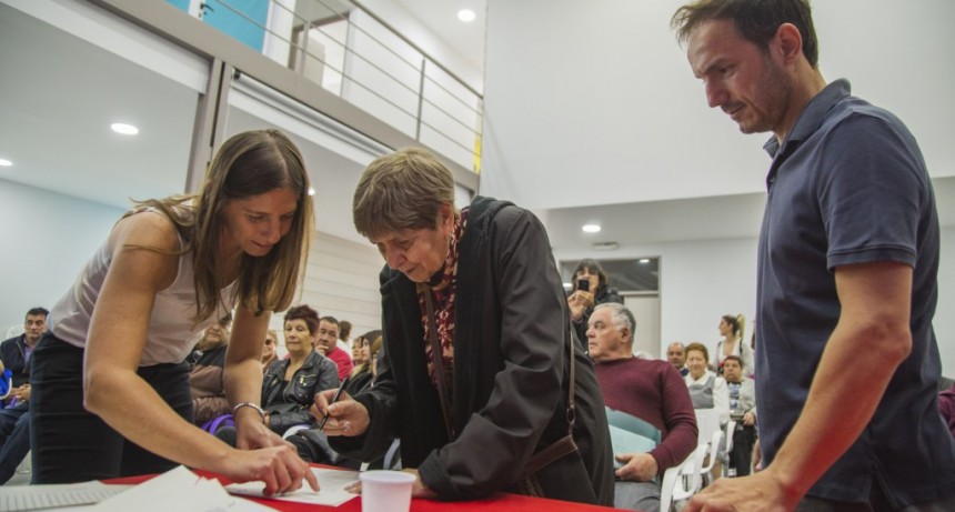 Firma de escrituras: 37 familias est&aacute;n m&aacute;s cerca de obtener el t&iacute;tulo de su vivienda
