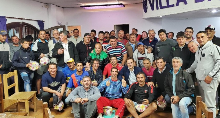 Abella entreg&oacute; pelotas de f&uacute;tbol a la Liga de Veteranos de Campana
