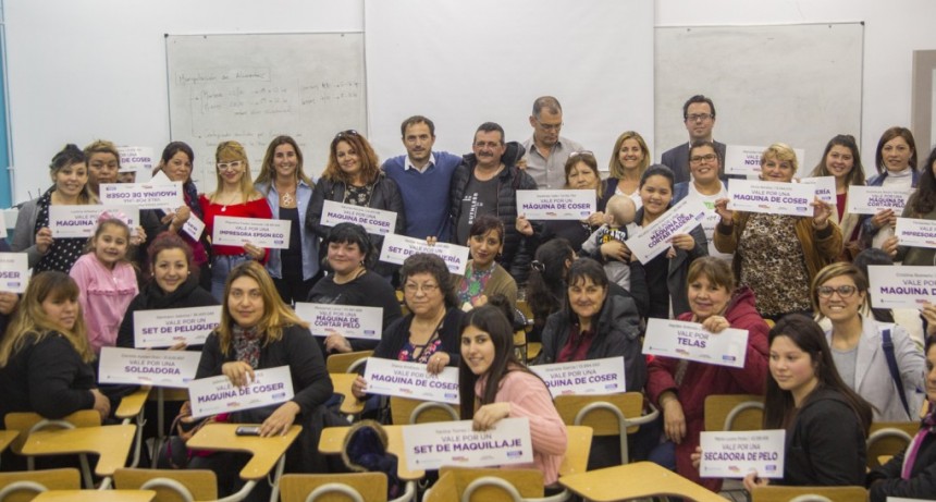 Entregan herramientas de trabajo a 100 mujeres emprendedoras