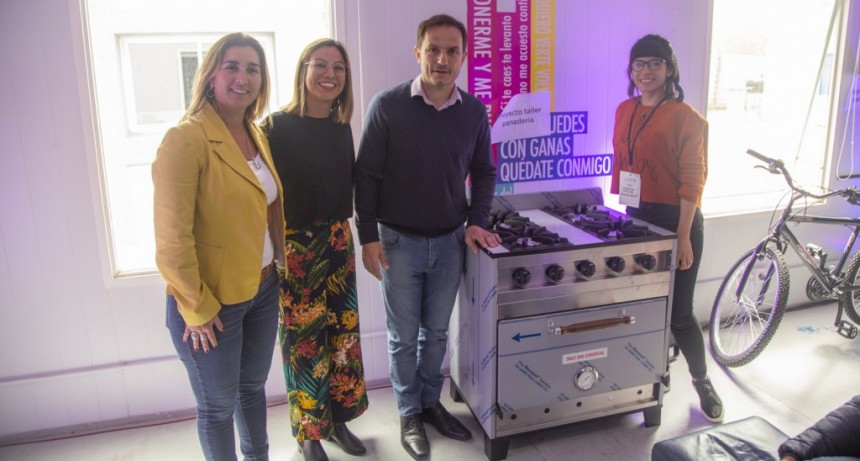 Diez j&oacute;venes emprendedores recibieron herramientas de trabajo para concretar sus proyectos 