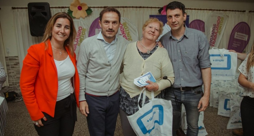 El Intendente entreg&oacute; otras 500 tablets a adultos mayores de la ciudad