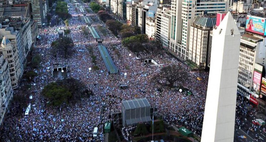 Cientos de miles de manifestantes reuni&oacute; la marcha de apoyo a Macri en el Obelisco