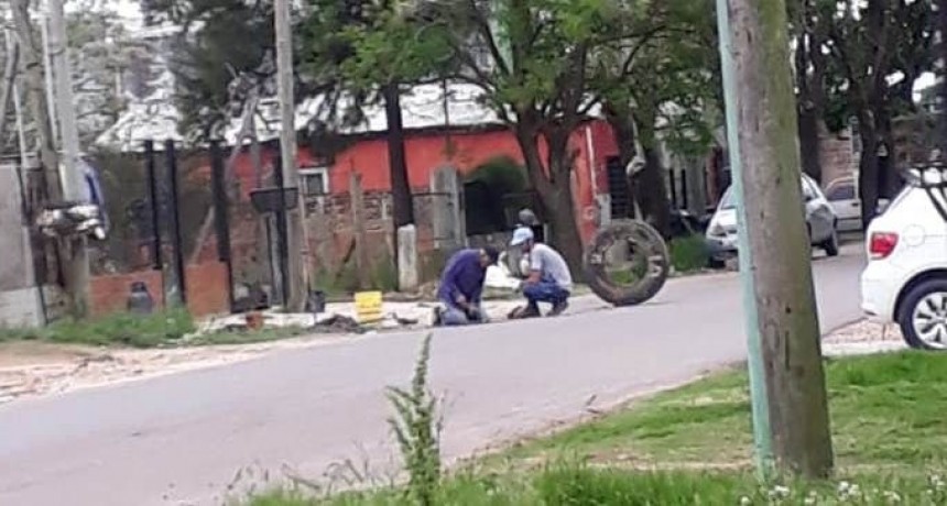Rompen el asfalto para realizar una conexi&oacute;n clandestina de agua