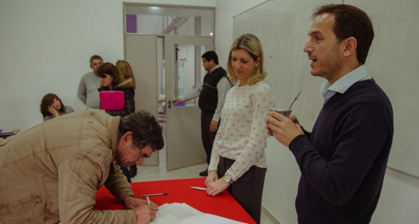 Tras la firma, 15 familias est&aacute;n cada vez m&aacute;s cerca de recibir sus escrituras