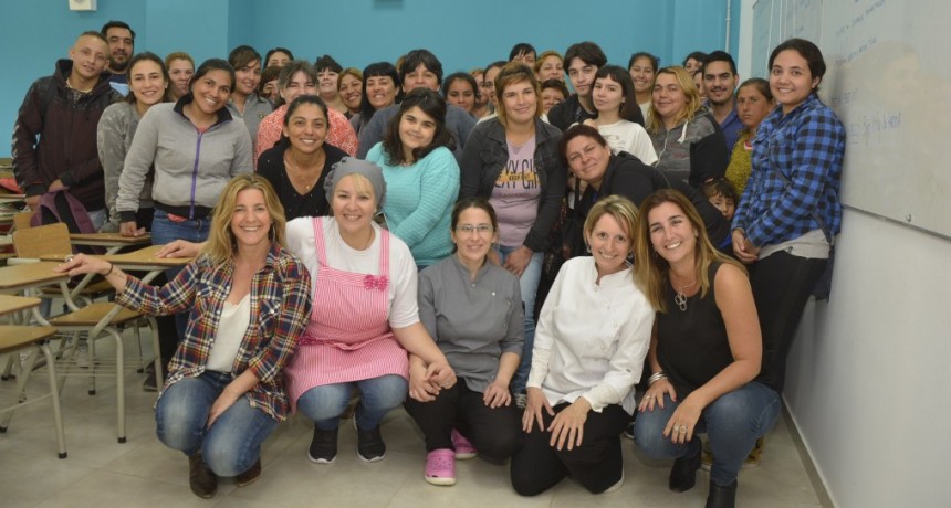 Abella: &ldquo;Estamos formando a 200 vecinos para que se inserten en el mundo laboral&rdquo;