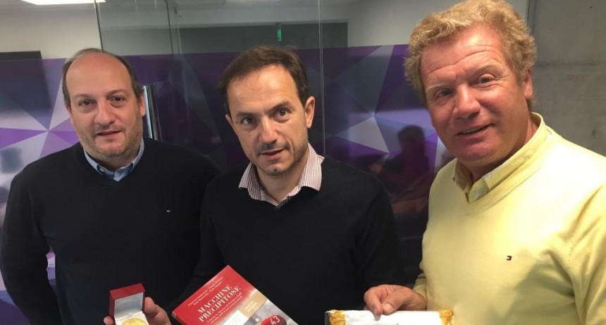 Abella recibi&oacute; los presentes enviados por la comuna de Montesilvano. 