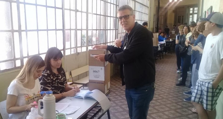 Axel Cantlon voto en el Instituto 15