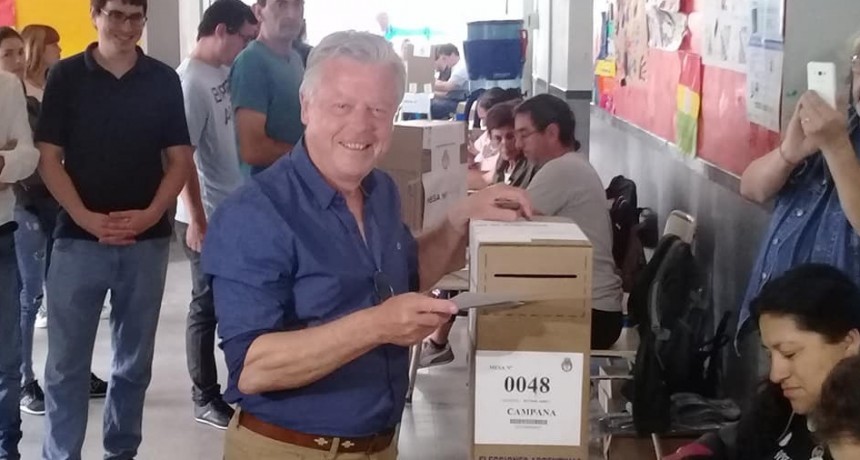 Rub&eacute;n Romano emiti&oacute; su voto en San Cayetano