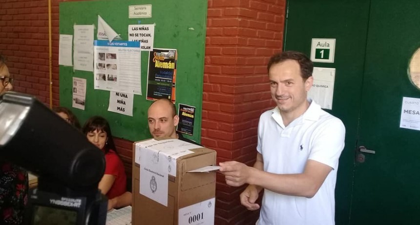 El Intendente Sebasti&aacute;n Abella primer candidato en votar