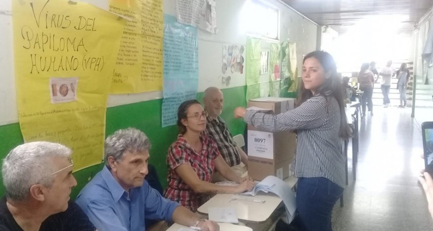 Brenda Reymundo la unica mujer candidata a Intendente de Campana votaba en la Escuela N&ordm; 7