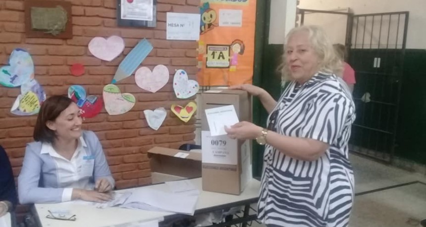 La ex Intendente Stella Giroldi emiti&oacute; su voto en la Escuela N&ordm; 5