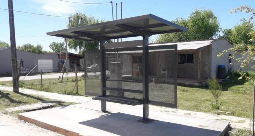    San Cayetano: colocan nuevos refugios en paradas de colectivos 