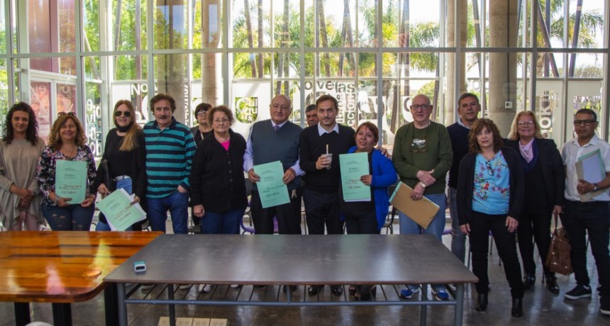 Abella entreg&oacute; a 10 familias sus actas de Protecci&oacute;n de la Vivienda 