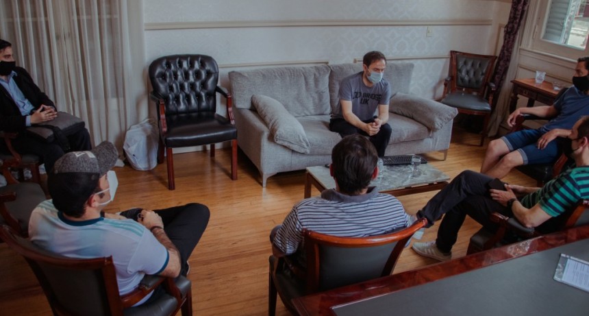 Abella se volvió a reunir con dueños de canchas de fútbol 