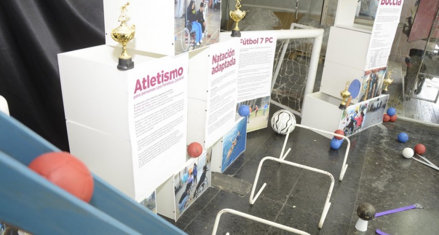 Con una exposición en el Edificio 6 de Julio, la ciudad conmemora el Día Mundial de la Parálisis Cerebral 