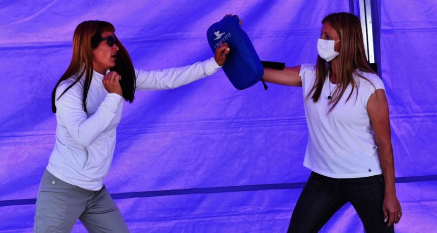 Mujeres de Otamendi participaron de talleres gratuitos de defensa personal y salud