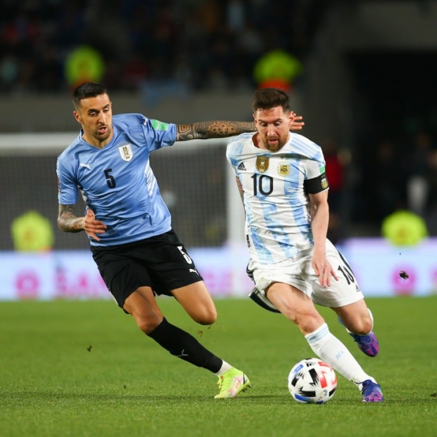 Con un Messi encendido y un gran juego colectivo Argentina goleó a Uruguay 3 a 0
