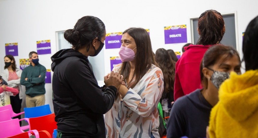 Elisa Abella entregó indumentaria a los finalistas de los Juegos Bonaerenses 