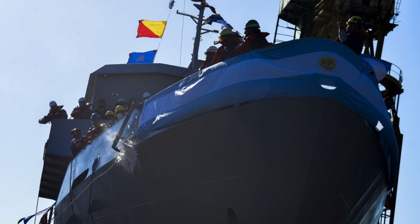 Kicillof y Taiana participaron de la botadura de una embarcación en el Astillero Río Santiago 