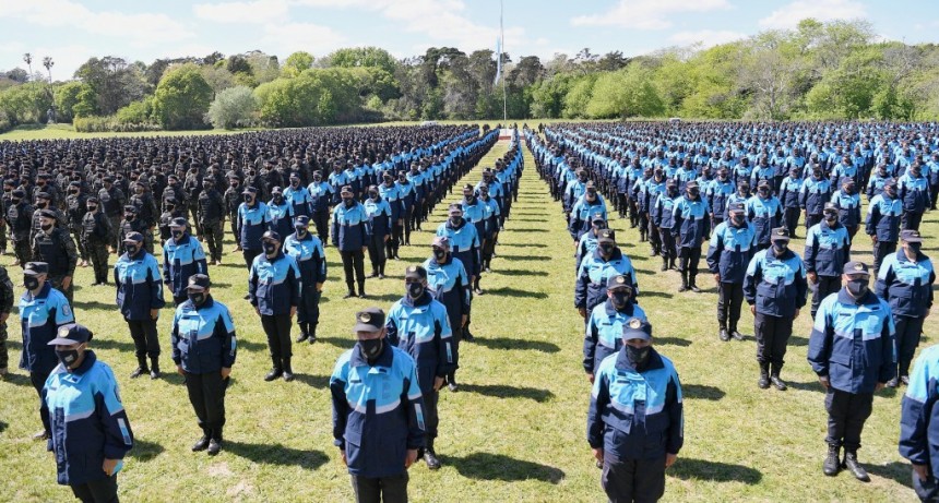 SEGURIDAD : Kicillof tomó juramento a la bandera nacional a cadetes egresados de la Policía de la Provincia 