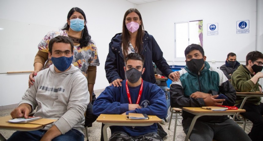 Elisa Abella acompañó el inicio de los cursos de Mecánica de Motos en el Centro Municipal de Oficios