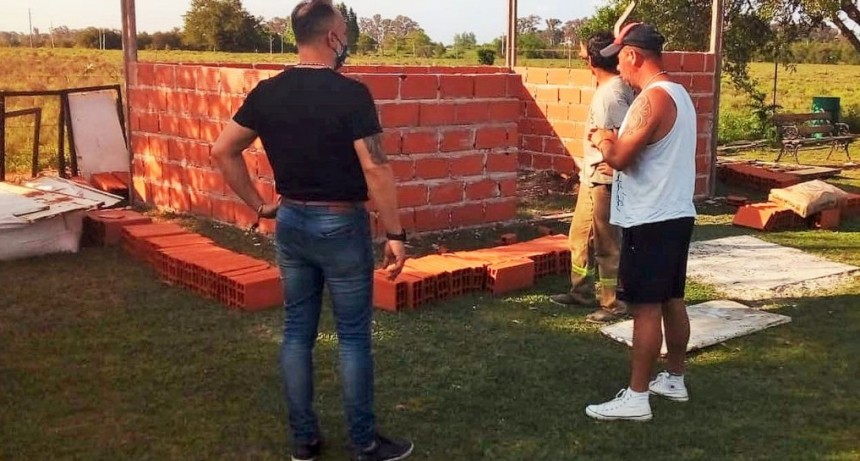 Carlos Castillo entregó una donación al Club Deportivo Río Luján