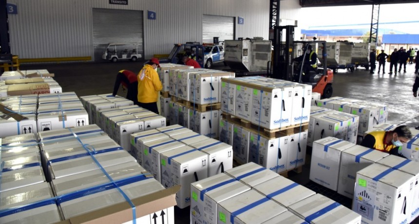 ARRIBÓ AL PAÍS UN EMBARQUE CON 936.000 VACUNAS DE PFIZER Y hoy LLEGAN 687.960 DOSIS MÁS