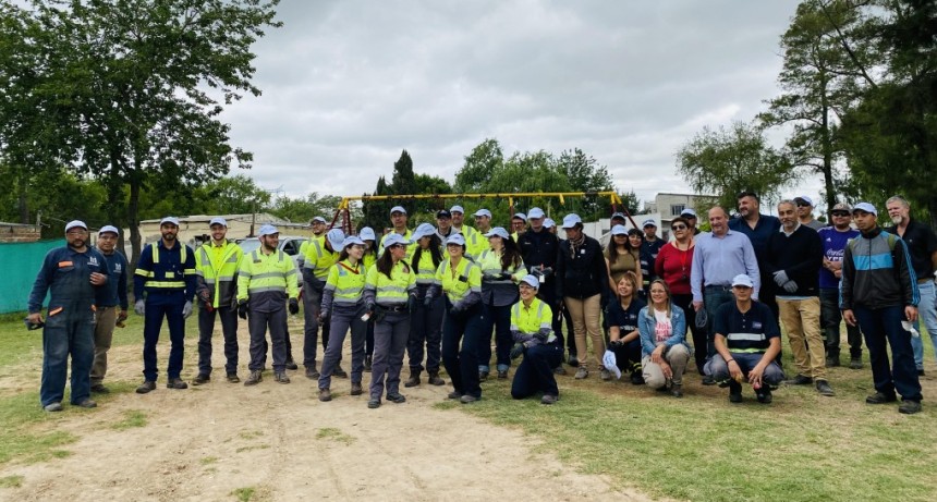 Trabajadores de Holcim, cooperativas del Municipio y vecinos renovaron la plaza del barrio San Cayetano
