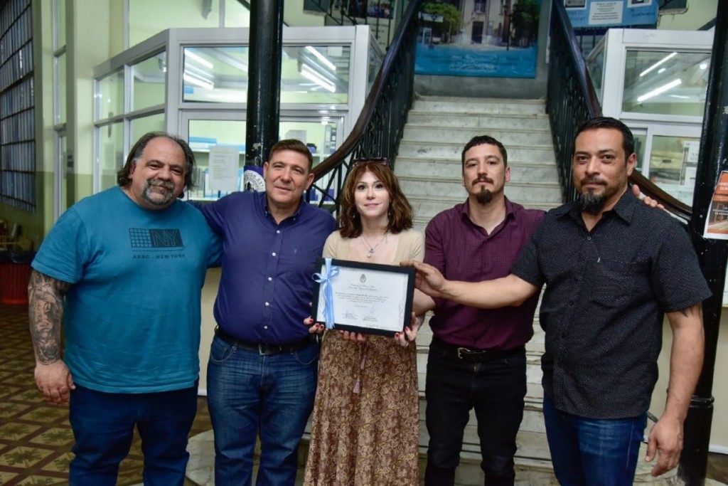 Soledad Alonso y Leo Moreno homenajearon al profesor Murillo en una visita al Instituto 15 de Campana