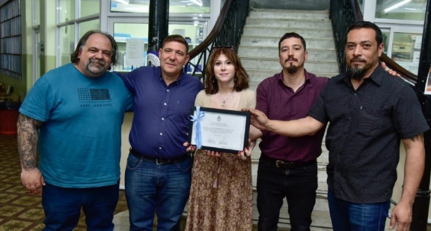 Soledad Alonso y Leo Moreno homenajearon al profesor Murillo en una visita al Instituto 15 de Campana