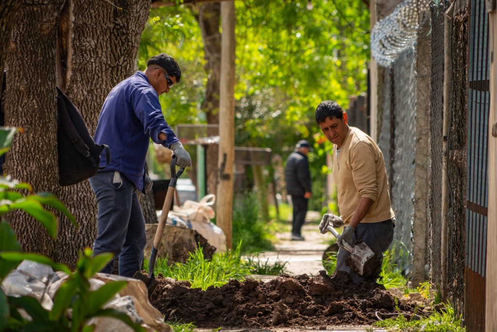 Obra histórica en Las Campanas: el Municipio sigue conectando viviendas a la nueva red cloacal