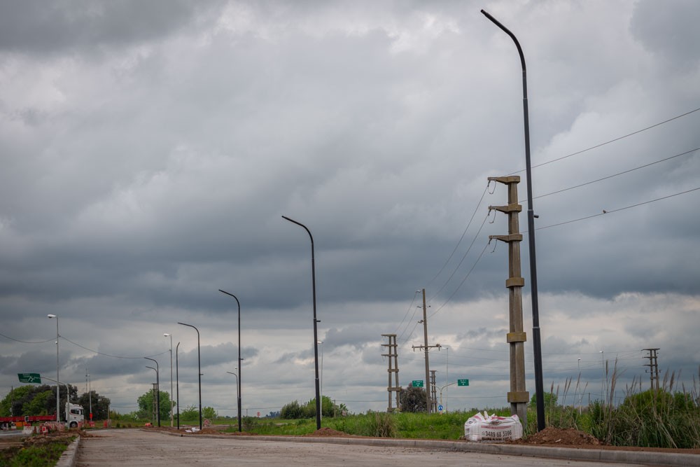 Av. Alfons&iacute;n: colocan las luminarias del nuevo carril y pr&oacute;ximamente se habilitar&aacute; la circulaci&oacute;n en sentido Ruta 8
