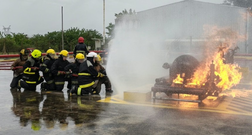 97 cadetes de Bomberos Voluntarios de la regi&oacute;n se capacitaron en la planta de Bayer en Z&aacute;rate