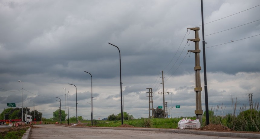 Av. Alfons&iacute;n: colocan las luminarias del nuevo carril y pr&oacute;ximamente se habilitar&aacute; la circulaci&oacute;n en sentido Ruta 8