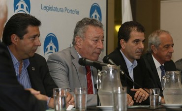 El presidente Daniel Angelici particip&oacute; de la presentaci&oacute;n del proyecto de ley que proh&iacute;be la reventa de entradas en la Capital Federal