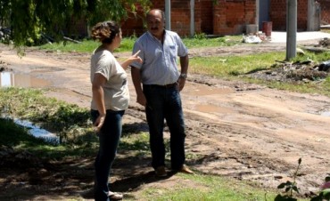 &ldquo;Da verg&uuml;enza ver poniendo bolsas de arena a los vecinos para que no les entre el agua&rdquo;