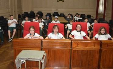 Alumnos de 3&deg; Grado del Colegio Anibal Di Francia visitaron el Palacio Municipal 