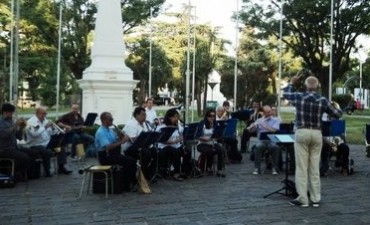 Las bandas municipales de Campana y Bragado tocan en el Cardales Village School