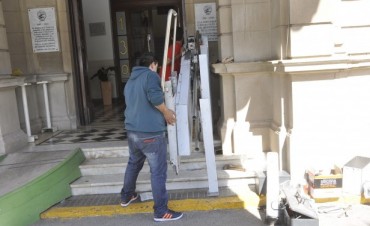 El Municipio coloca una rampa mec&aacute;nica para personas con movilidad reducida para acceder al Palacio Comunal
