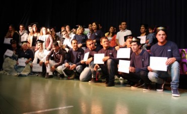 Se entregaron diplomas a nuevos egresados del Plan Fines 