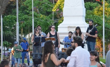 A puro arte, el Camping Art&iacute;stico &ldquo;cop&oacute;&rdquo; la plaza Eduardo Costa 