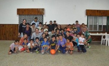 Abella visit&oacute; a los equipos de f&uacute;tbol del barrio La Esperanza 