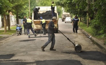 Contin&uacute;an los trabajos de bacheo en Ariel del Plata