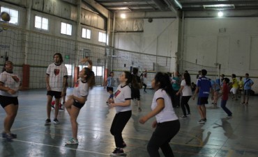 Cerca de 100 alumnos participaron de un intercolegial de v&oacute;ley
