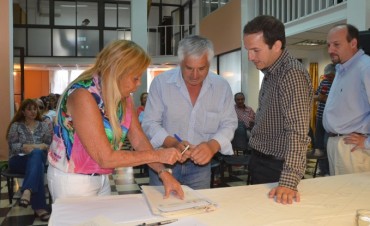 El Intendente encabez&oacute; hoy la firma de 40 escrituras 